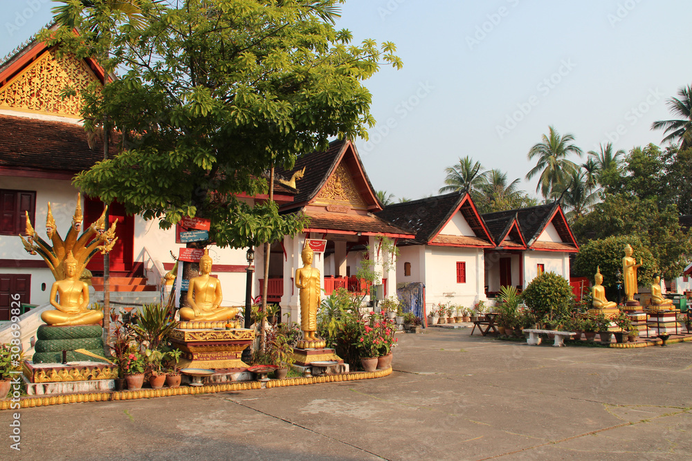 Fototapeta premium świątynia buddyjska (Wat May Souvannaphouma) w luang prabang (laos)