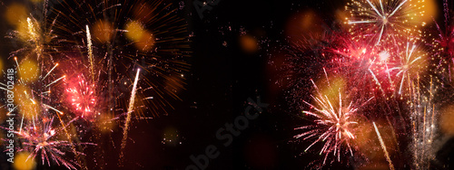 Buntes orange geld rot, leuchtendes Feuerwerk am Mitternatshimmel an Silvester-Frohes neues Jahr