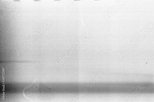 Foto Overexposed noisy film frame with heavy noise, dust and grain
