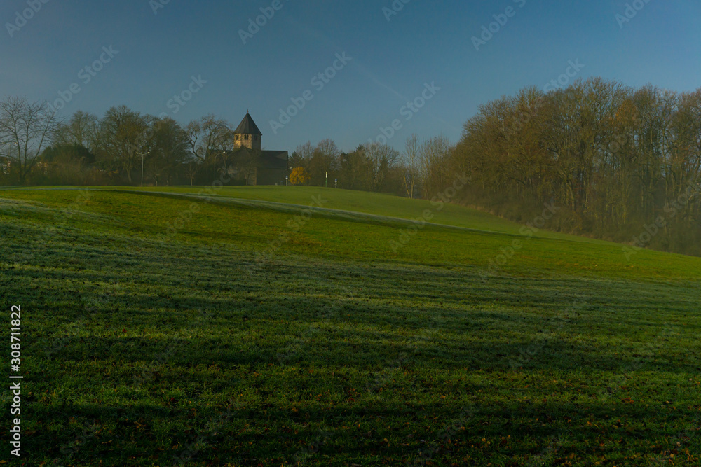 Obraz premium Kloster Schiffenberg im Morgen - Nebel