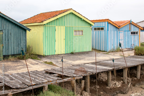 Boyardville. Cabanes colorées à marée basse. Charentes-Maritime. Nouvelle-Aquitaine  © guitou60