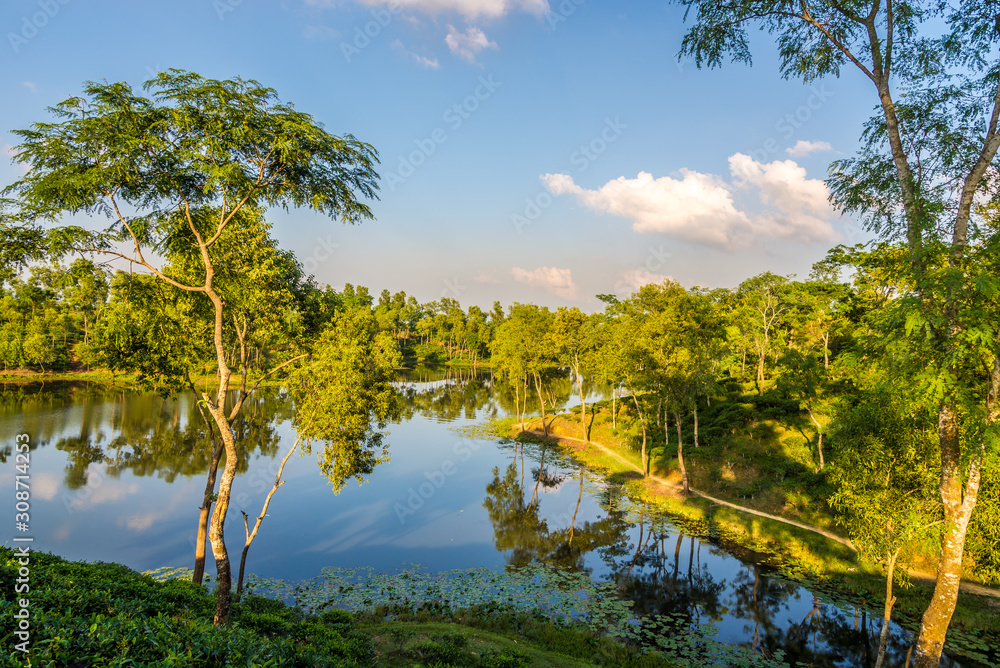 Obraz premium View at the Madhabpur lake near Srimangal in Bangladesh