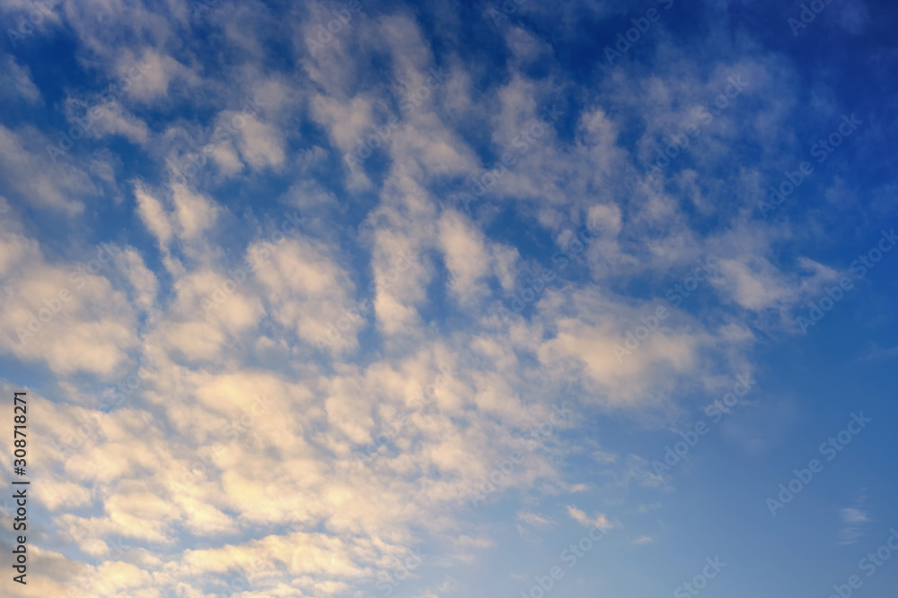 Fototapeta premium Cirrus clouds on blue sky at sunset