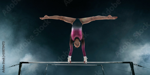 Foto Female gymnast.