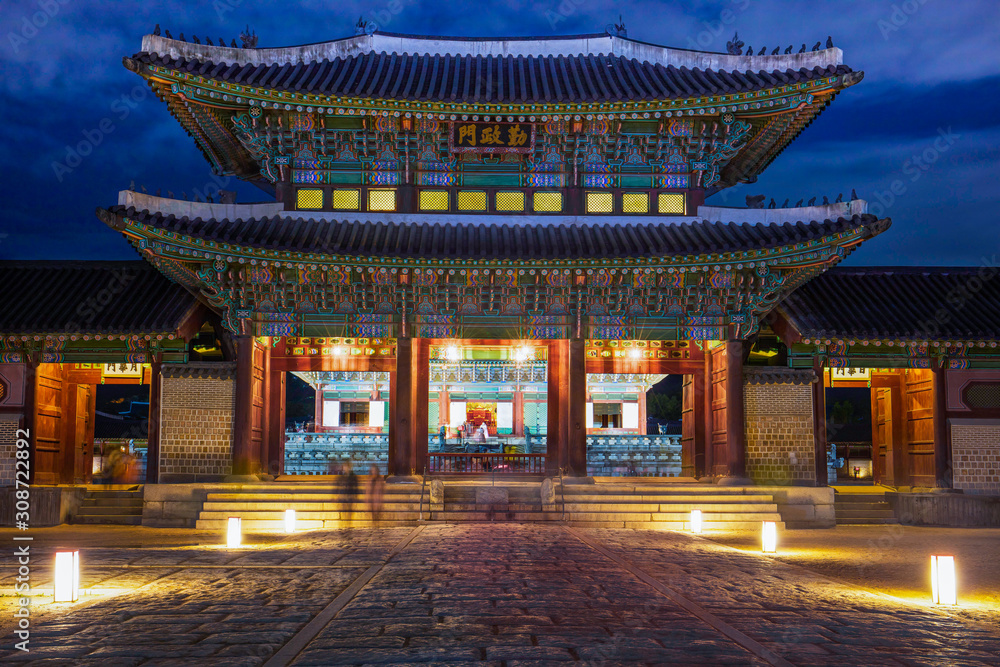 Fototapeta premium Gyeongbokgung palace at night in Seoul South Korea 