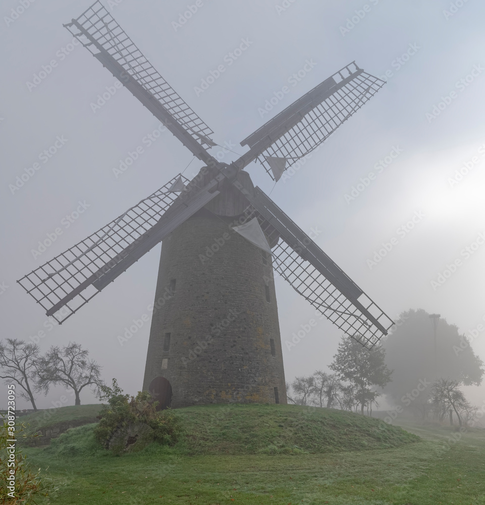 Windmühle im Nebel