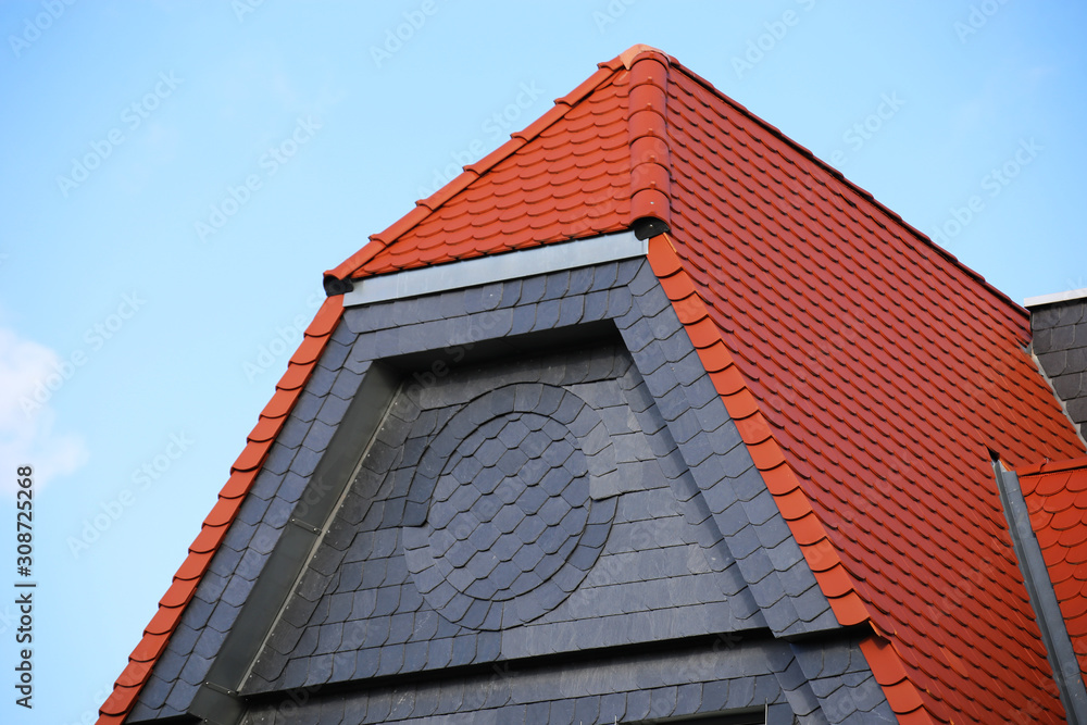 Hausfassade mit Schieferplatten Hausfassade mit Schieferplatten