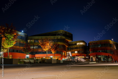 Canvas Print modern futuristic Economic University of Vienna at night