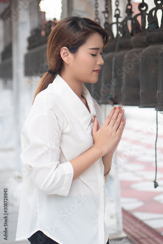 Foto Religious Asian buddhist woman praying