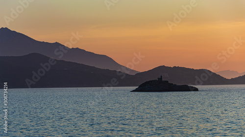 Vista sull'isola d'Elba al tramonto