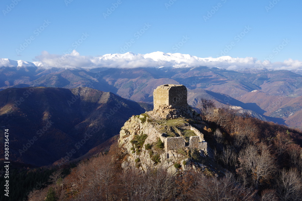 Tour ou donjon de château de Cabrens sur fond de montagne enneigée canigou aux allures de chateau cathare