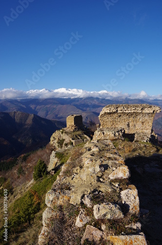 Tour ou donjon de château de Cabrens sur fond de montagne enneigée canigou aux allures de chateau cathare © Ourson+