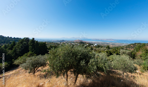 Ort Zia und Mittelmeerküste vor dem türkischen Festland im Norden auf der Insel Kos Griechenland