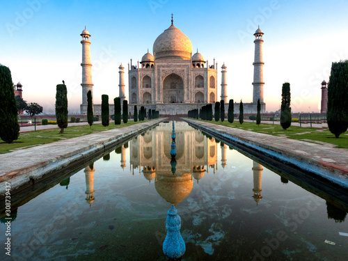 reflection of the taj mahal in the pond