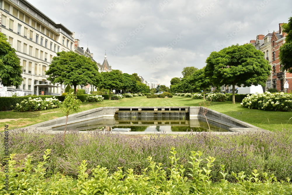 L'une des pièces d'eau rectangulaires avec ses mini-cascades dans l'allée verte entre les squares Marie-Louise et Ambiorix à Bruxelles
