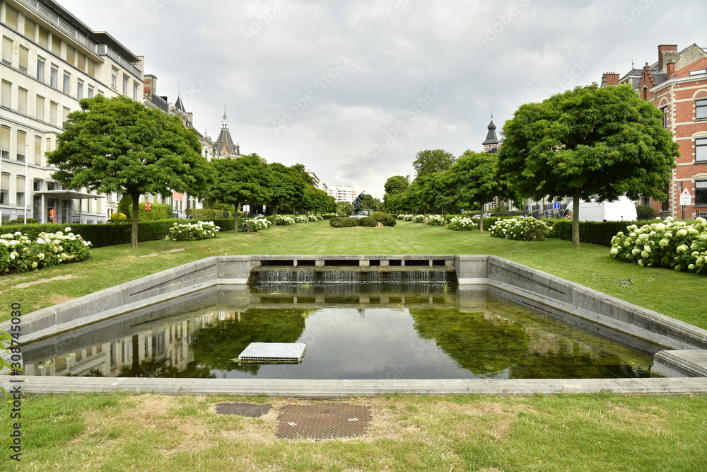 L'une des pièces d'eau rectangulaires avec ses mini-cascades dans l'allée verte entre les squares Marie-Louise et Ambiorix à Bruxelles