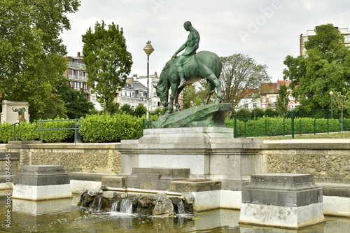 Tablou pe pânză Cavalier en bronze sur socle en marbre à l'une des pièces d'eau du square Ambior