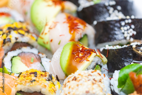 Obraz na płótnie Fresh and colorful sushi pieces w salonie