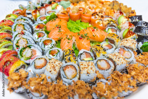 Obraz na płótnie Fresh and colorful sushi pieces w salonie