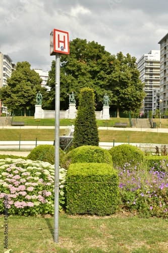 Haies et parterres de fleurs au parc du square Ambiorix à Bruxelles