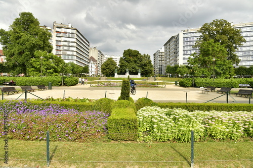 Le parc du square Ambiorix dans le quartier résidentiel de Saint-Josse-Ten-Noode à Bruxelles photo