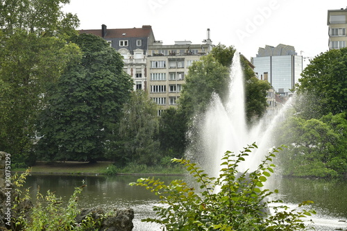 Tablou pe pânză L'imposante fontaine et son socle en rocaille au milieu du lac du square Marie-L
