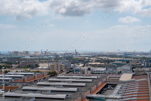 Vista aérea de Hospitalet y Barcelona desde oficina vacía