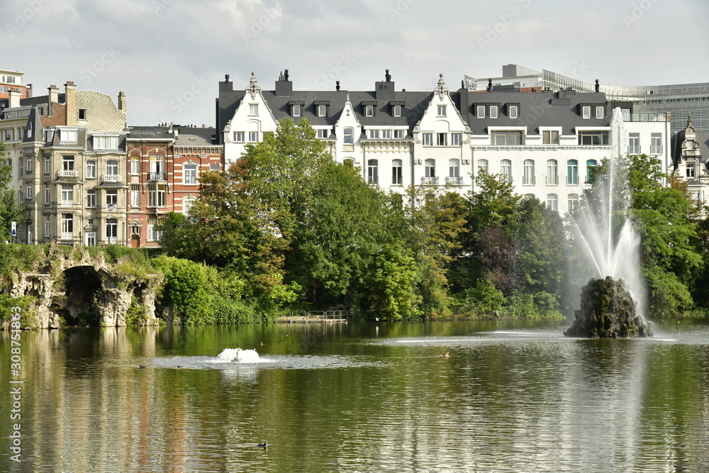 Les bâtiments des anciennes cliniques convertis en appartements en face du lac au square Marie-Louise à Bruxelles