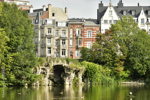 La fausse grotte en rocaille et derrière les maisons de maîtres au square Marie-Louise à Bruxelles