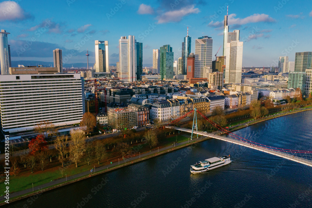 Fototapeta premium Widok z lotu ptaka we Frankfurcie nad Menem z drona. Zachód słońca we Frankfurcie nad Menem. 10.12.2019 Frankfurt nad Menem Niemcy.