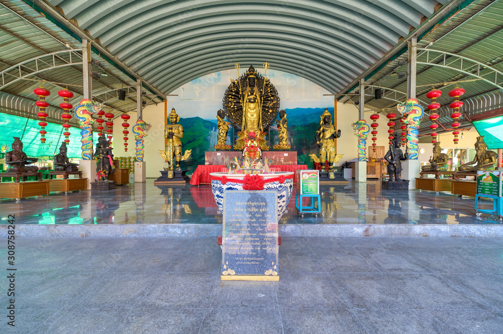 Obraz premium Tambon Phra Prathom Chedi, Amphoe Mueang Nakhon Pathom, December 8, 2019. Wat Phai Lom is located on the east bank of the Chao Phraya River in Amphoe Sam Khok. Guanyin Statue.