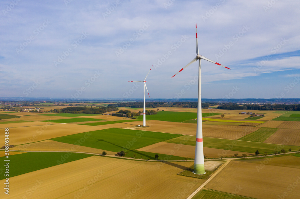 Fototapeta premium Zwei Windräder Drohne