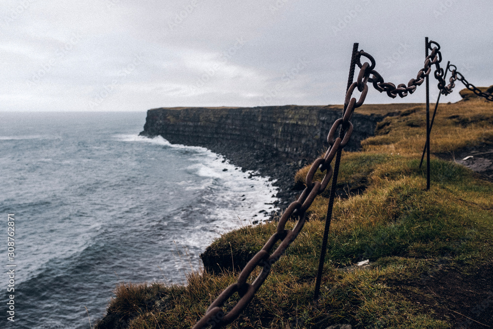 Schwarze Klippen auf Island