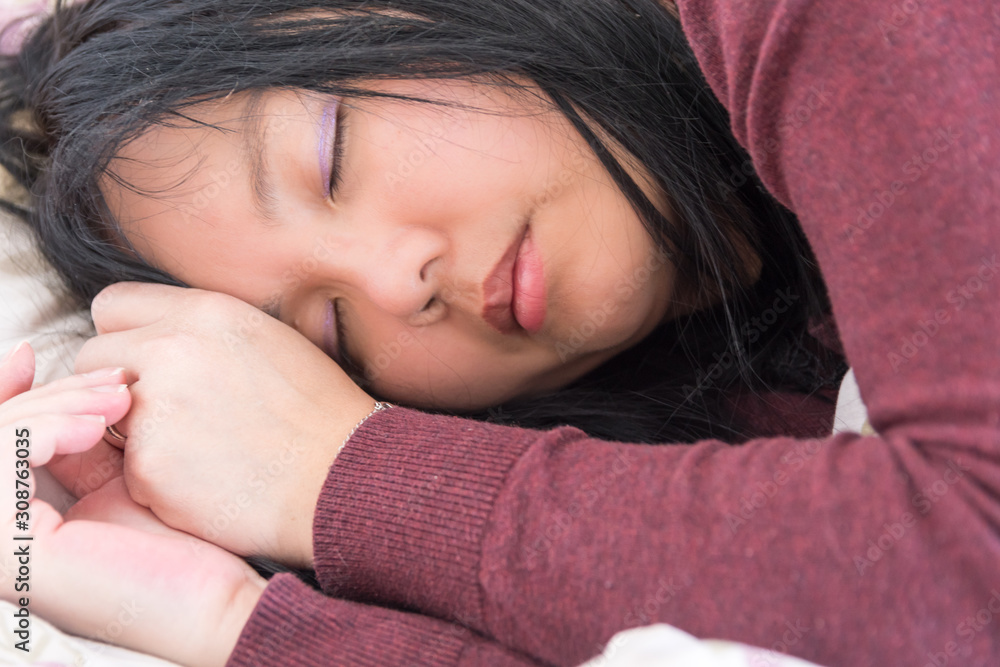 femme asiatique durant son sommeil femme asiatique durant son sommeil
