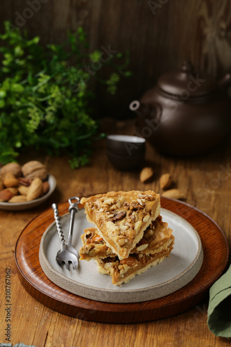 nutty tart cake with almonds and caramel