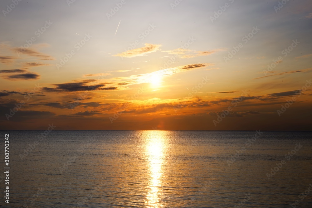 Obraz premium Dramatic sky at sunset near the sea