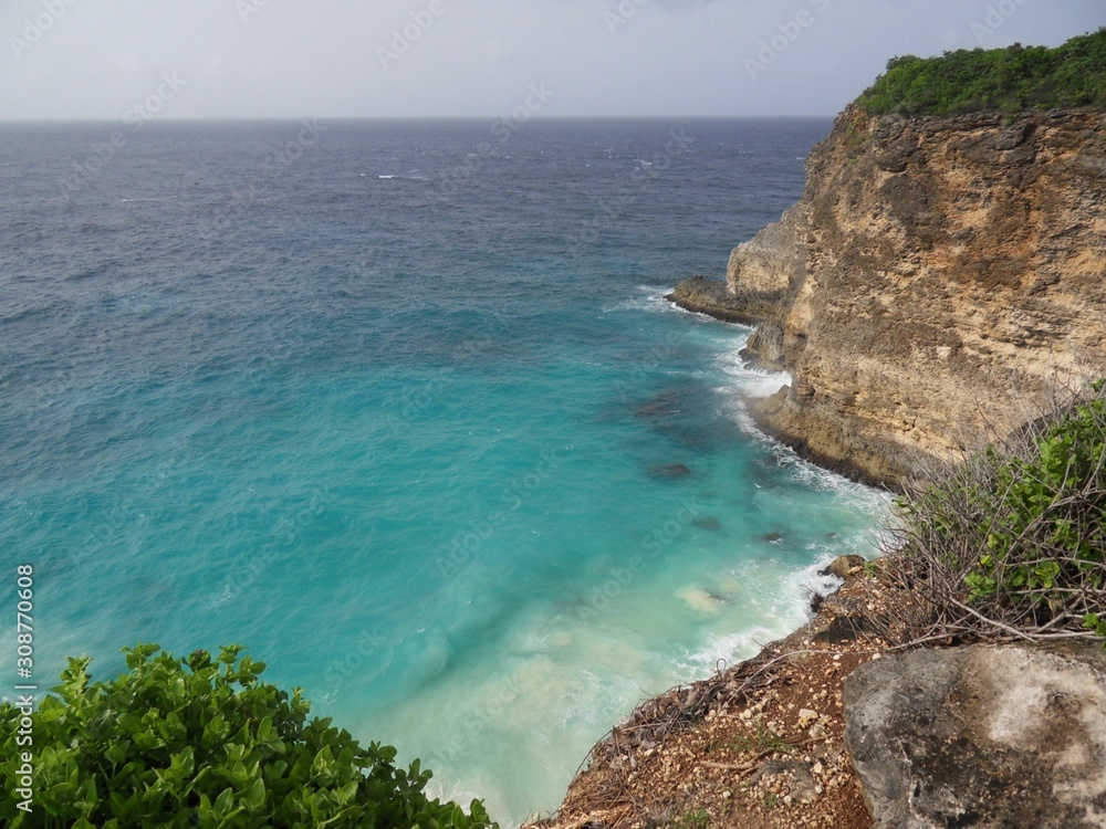 falaise sur eau turquoise