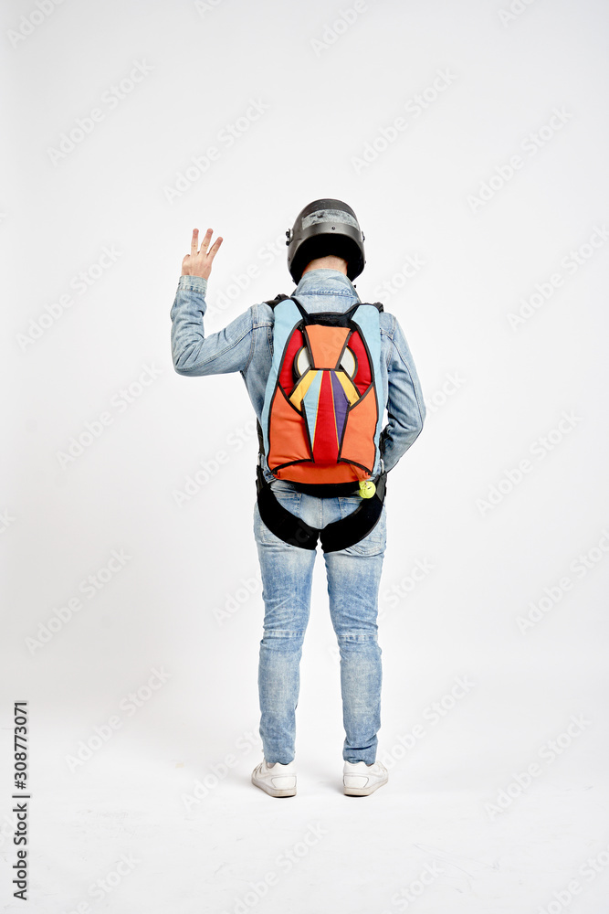 Three fingers. Fly men shows three fingers. Sky diver gestures by fingers. Teampleat skydiver. Three fingers. Fly men shows three fingers. Sky diver gestures by fingers. Teampleat skydiver.