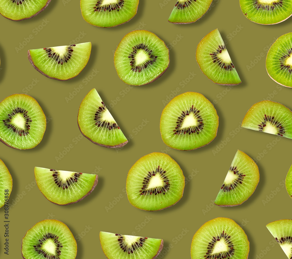 Fototapeta premium Owoce kiwi na białym tle na zielonym tle.