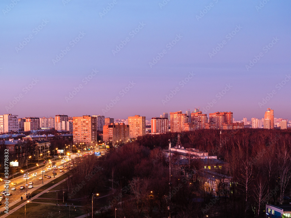 Obraz premium twilight sky over street and residential district