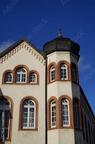 Fassade des ehemaligen j  dischen Verwaltungsgeb  udes in Neustadt an der Weinstra  e