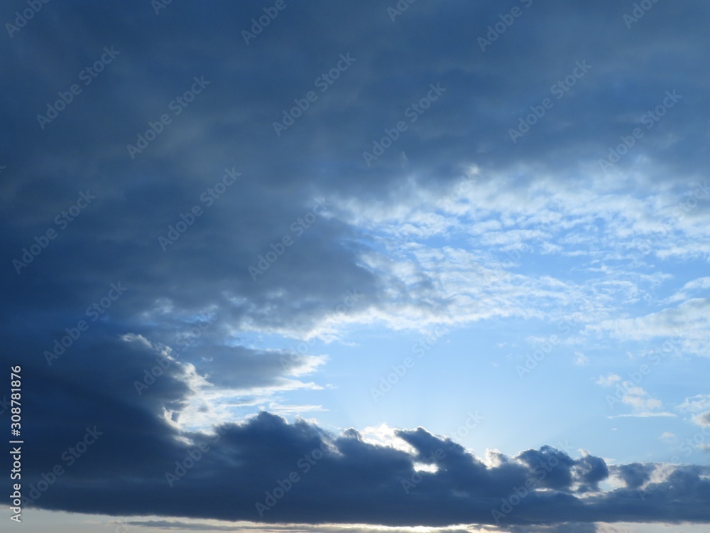 光を宿す雲 光を宿す雲