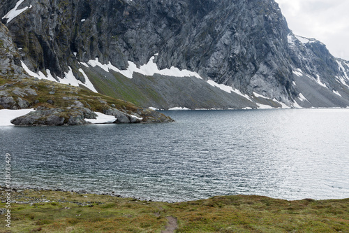 Djupvatnet und Berglandschaft, Norwegen photo