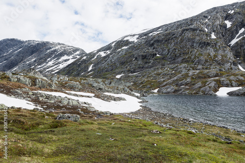 Djupvatnet und Berglandschaft, Norwegen photo