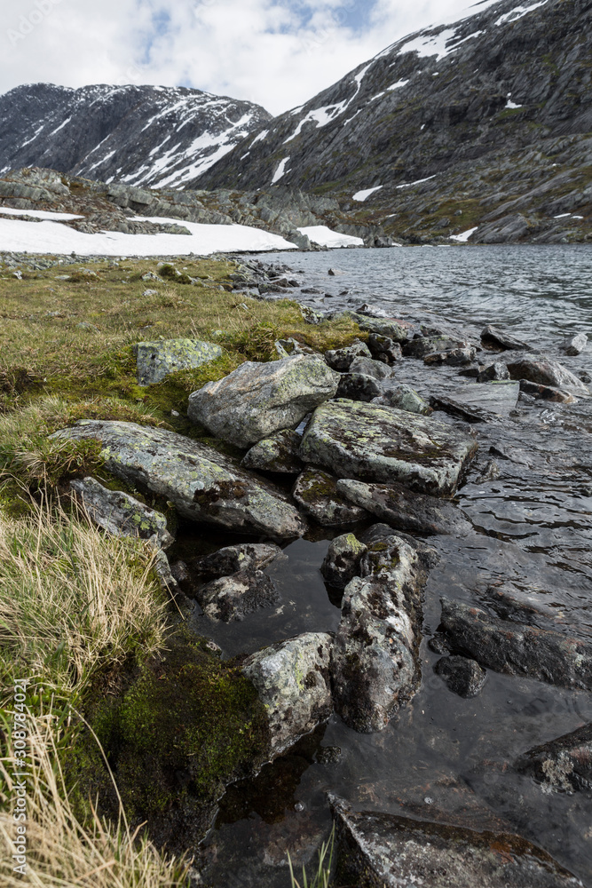 Djupvatnet und Berglandschaft, Norwegen