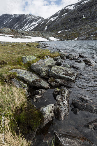 Djupvatnet und Berglandschaft, Norwegen