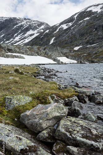 Djupvatnet und Berglandschaft, Norwegen