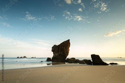 Precioso amanecer en playa de Aguilar con cielo azul y nubes en Muros de Nalón, costa de Asturias, España