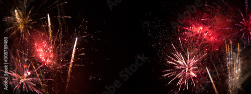 Rotes Feuerwerk vor schwarzem Nachthimmel -Hintergrund für Neujahr und Silvester