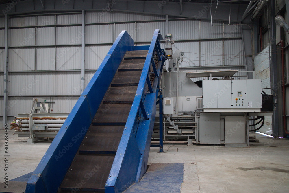 Horizontal hydraulic press for recyclable materials against the wall of a building Horizontal hydraulic press for recyclable materials against the wall of a building